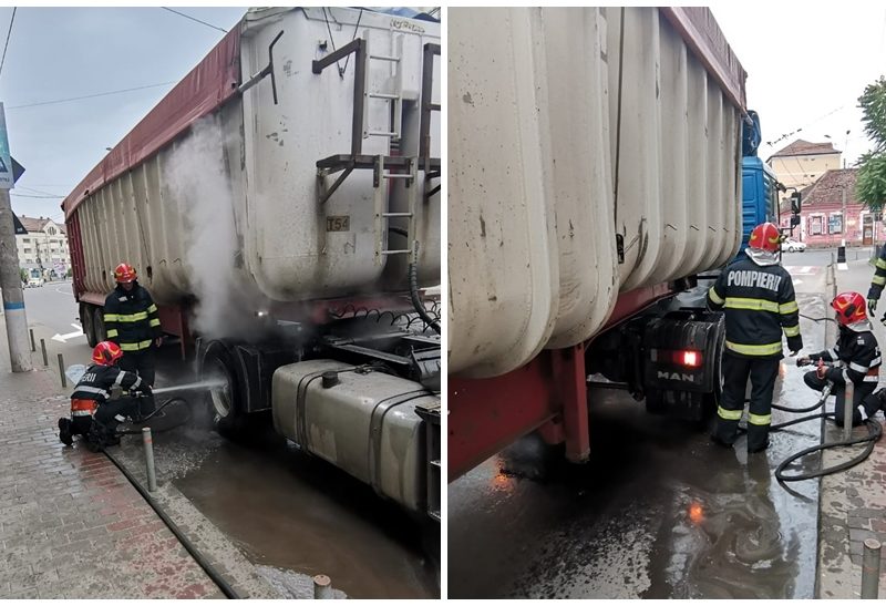 un camion care transporta porumb a luat foc în mers la mediaș