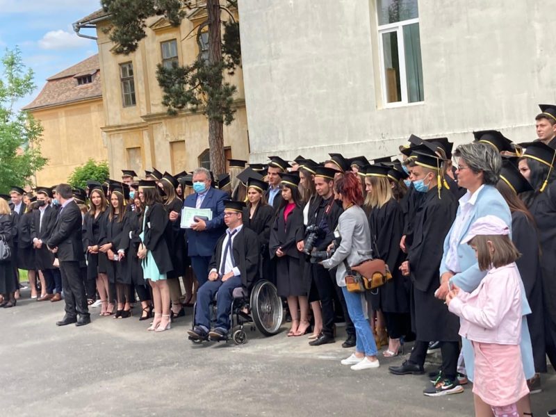 foto elevii liceului axente sever au cântat ”gaudeamus igitur” - a fost o ceremonie emoționantă