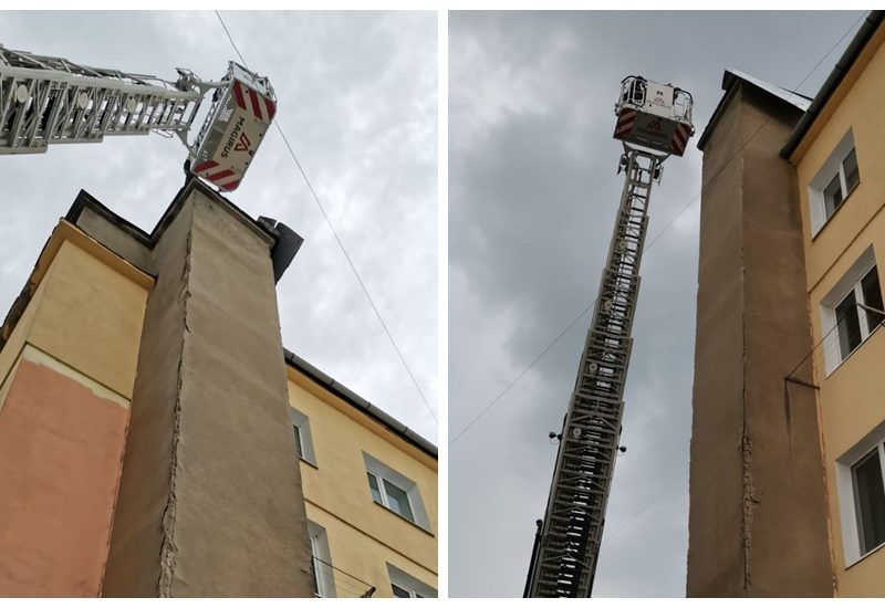 video: tablă care risca să cadă de pe o clădire din mediaș, îndepărtată de pompieri