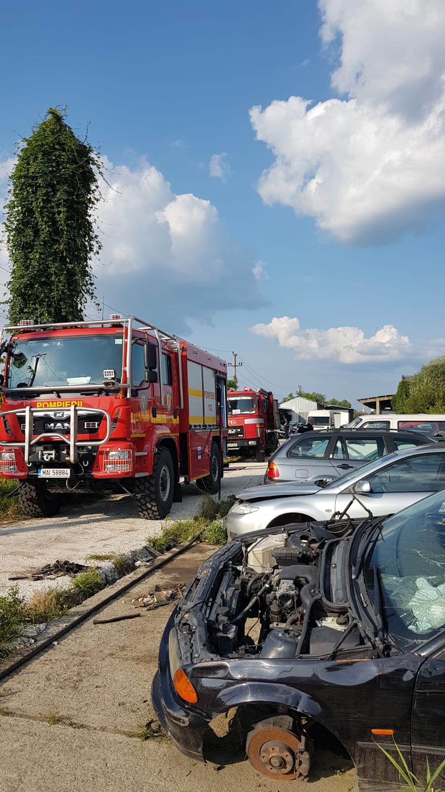 Foto: Incendiu de proporții într-un parc auto pe strada Gării din Mediaș 2 foto: incendiu de proporții într-un parc auto pe strada gării din mediaș