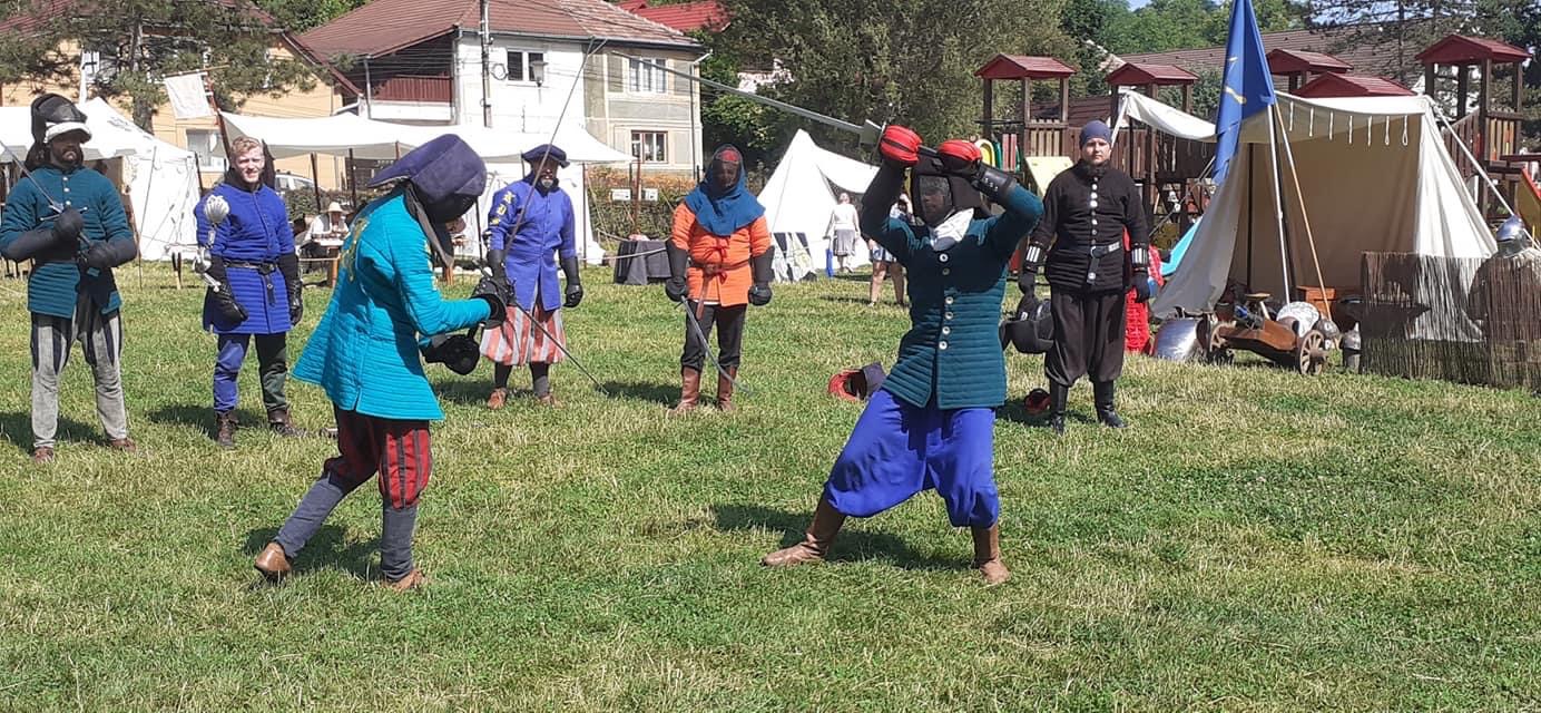 Spectacole pentru copii, dansuri medievale și demonstrații de luptă la Festivalul Medieval 2 spectacole pentru copii, dansuri medievale și demonstrații de luptă la festivalul medieval