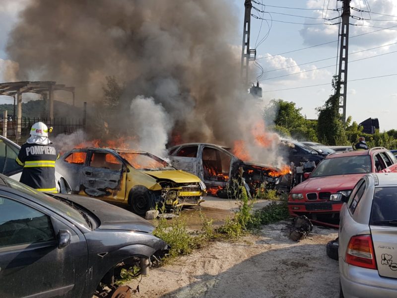 foto: incendiu de proporții într-un parc auto pe strada gării din mediaș