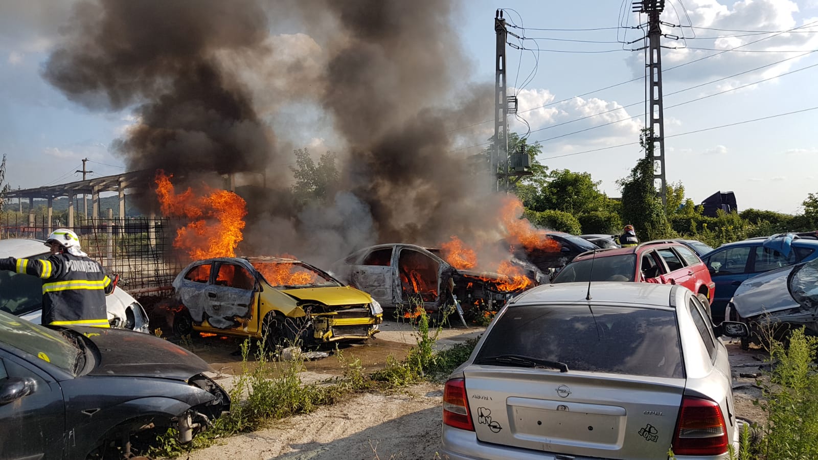 Foto: Incendiu de proporții într-un parc auto pe strada Gării din Mediaș 3 foto: incendiu de proporții într-un parc auto pe strada gării din mediaș