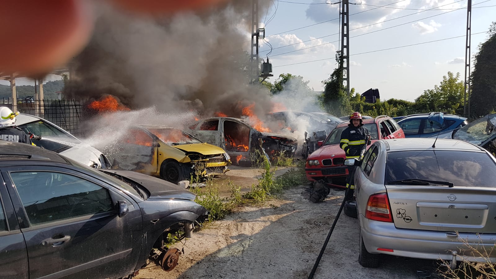 Foto: Incendiu de proporții într-un parc auto pe strada Gării din Mediaș 4 foto: incendiu de proporții într-un parc auto pe strada gării din mediaș