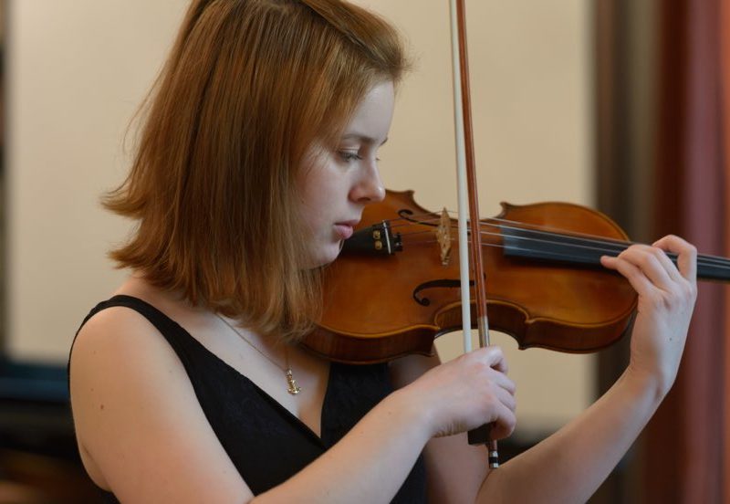 concert de violă şi pian în curtea mănăstirii franciscane din mediaș