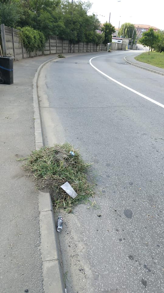 foto: se curăță rigolele în tot mediașul