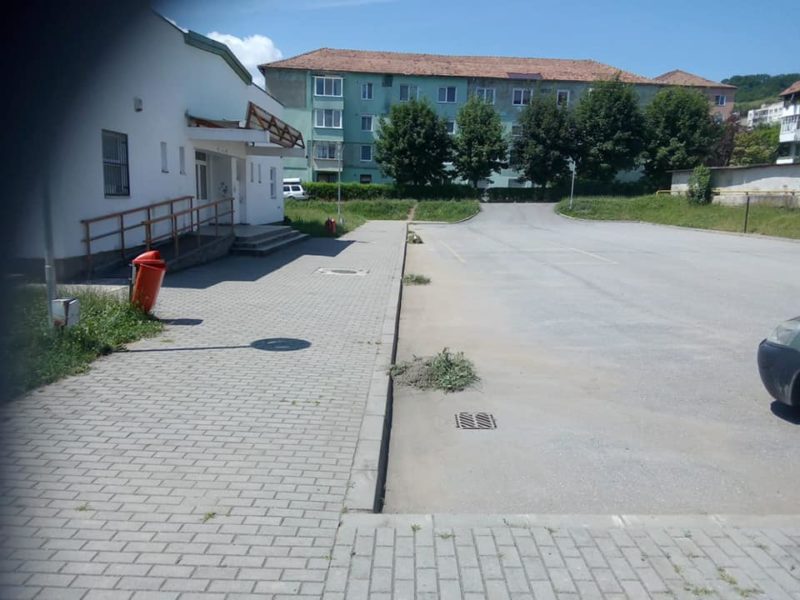 foto: se curăță rigolele în tot mediașul