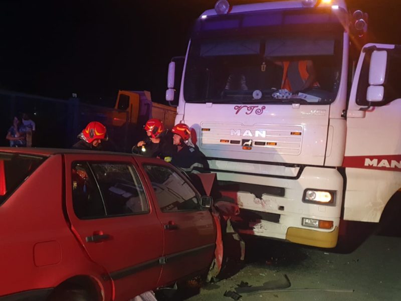 accident grav pe titus andronic - o mașină a intrat într-un tir