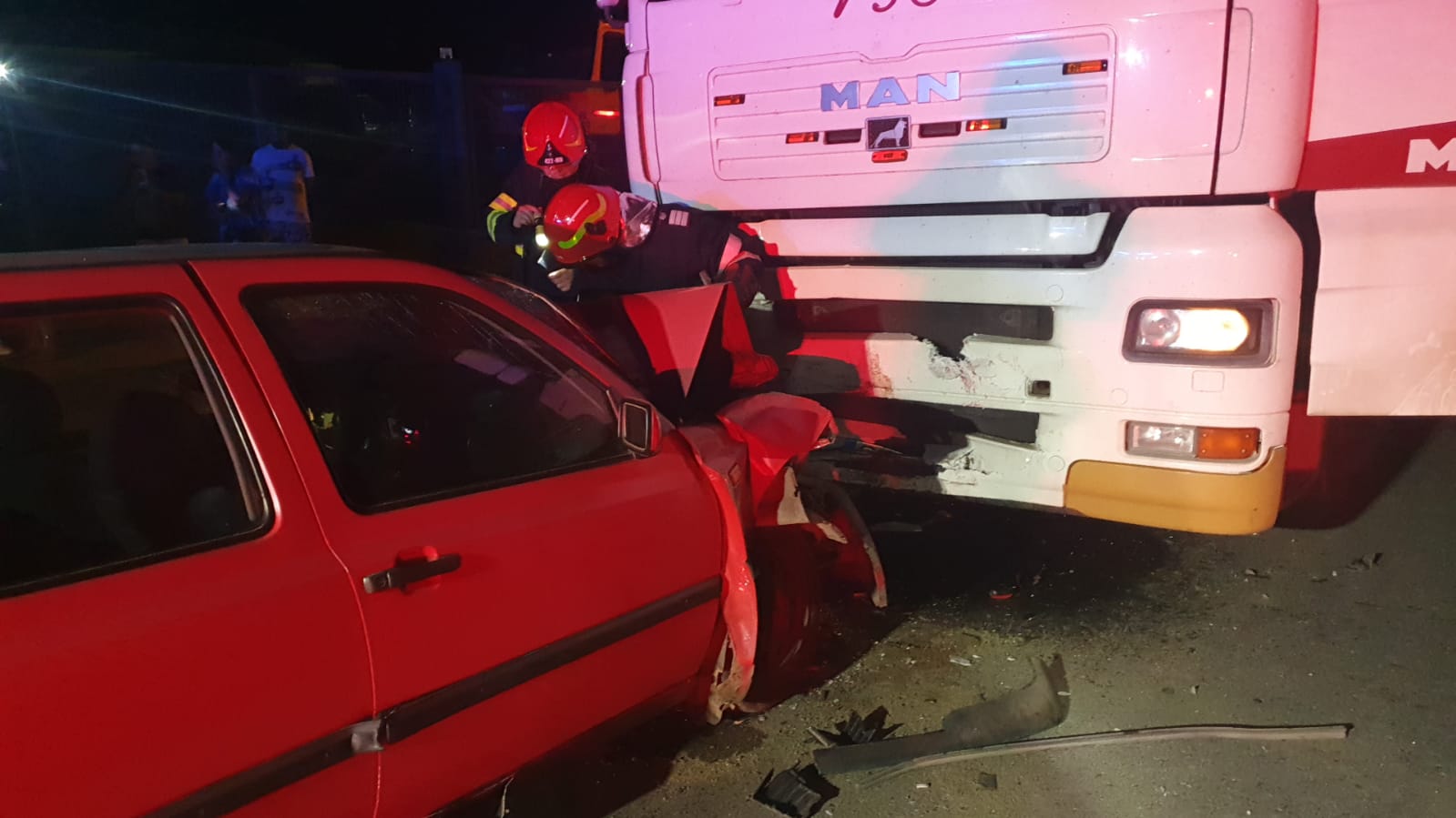 Accident grav pe Titus Andronic - O mașină a intrat într-un TIR 2 accident grav pe titus andronic - o mașină a intrat într-un tir