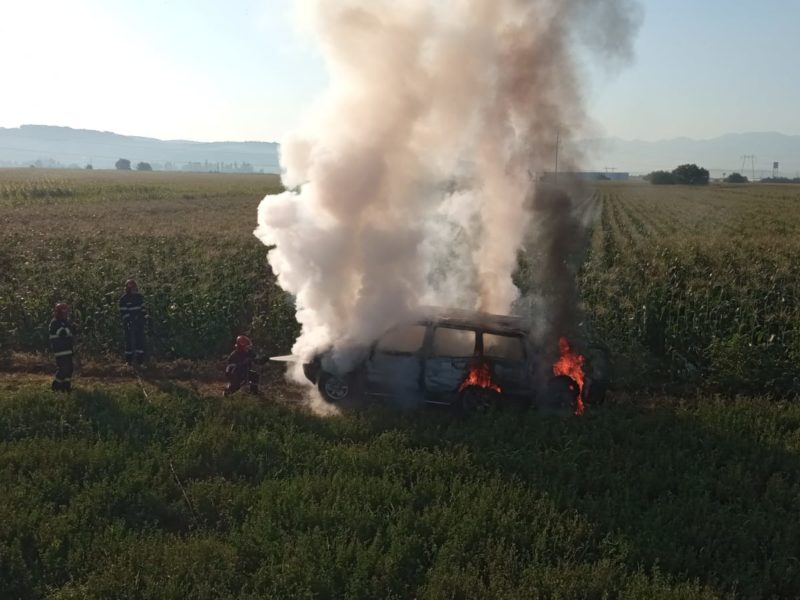 mașină mistuită de flăcări la șura mare - era parcată pe câmp