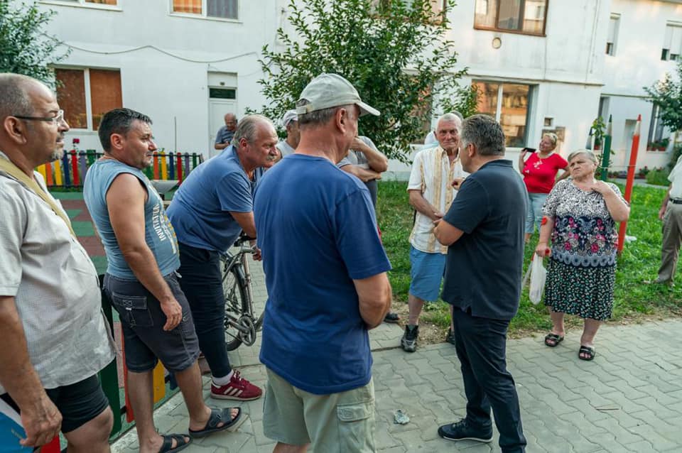 FOTO Lucrările în cartierul Vasia s-au terminat - Primarul s-a întâlnit cu locatarii 4 foto lucrările în cartierul vasia s-au terminat - primarul s-a întâlnit cu locatarii