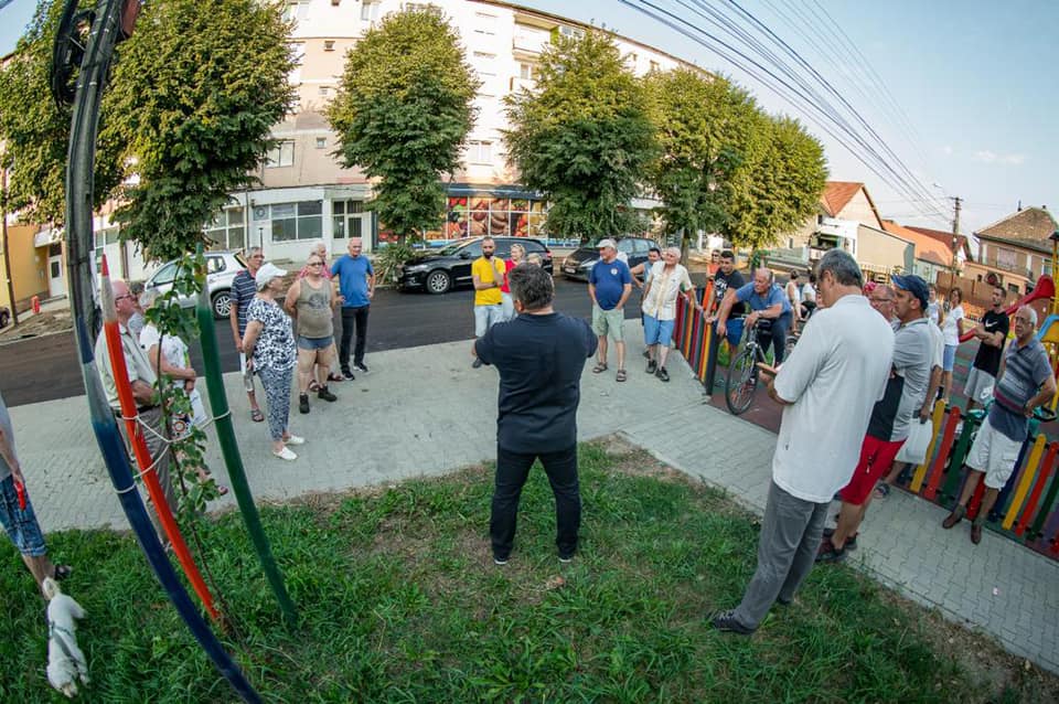 foto lucrările în cartierul vasia s-au terminat - primarul s-a întâlnit cu locatarii