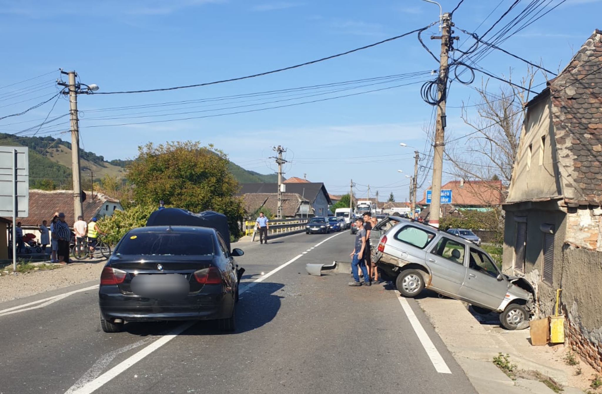 video foto: accident grav la copșa mică - trei mașini implicate, una a intrat într-o casă