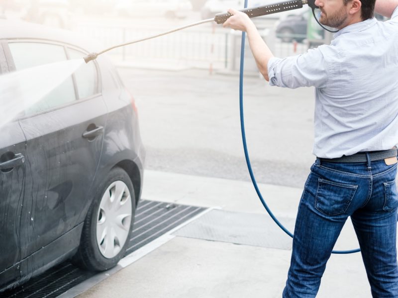 spălătorie auto self service la dumbrăveni - modernă, cu câte două locuri pentru spălare și aspirare