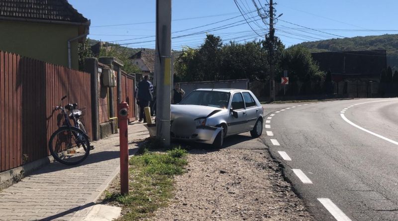 Accident la Blăjel - O mașină a intrat într-un stâlp 2 accident la blăjel - o mașină a intrat într-un stâlp