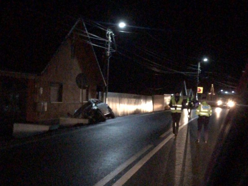 foto accident pe dn14 la ruși - a intrat cu mașina într-un cap de pod