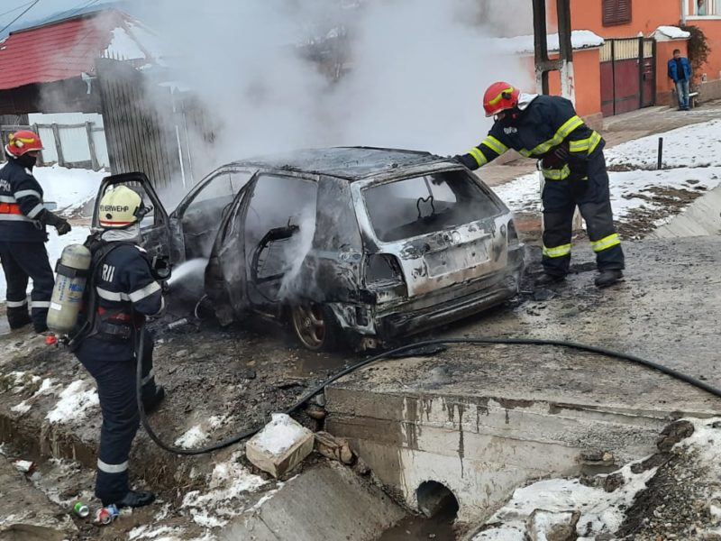 foto autoturism mistuit de flăcări la brateiu