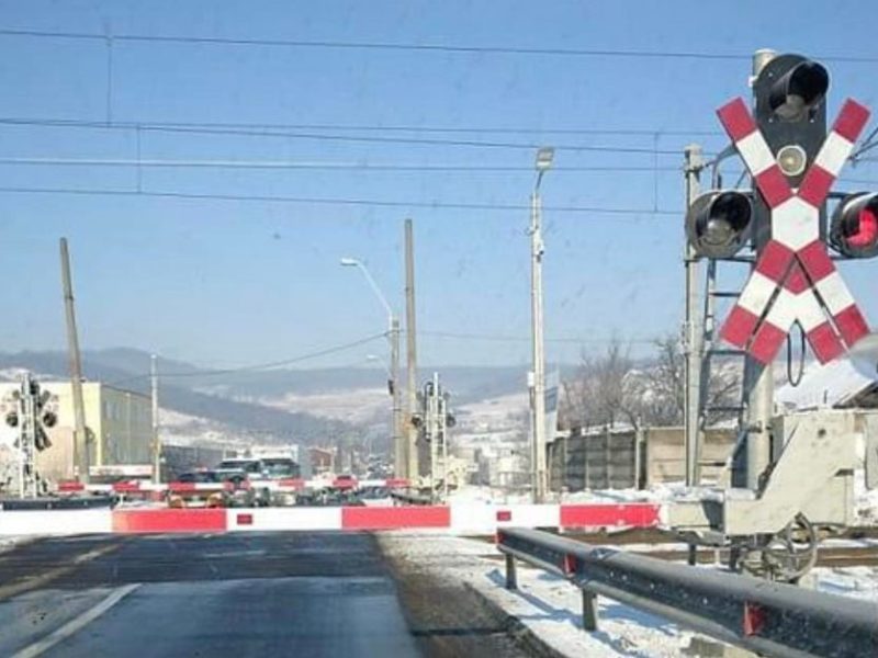 foto cozi și nervi pe strada gării din mediaș. s-au blocat barierele peste calea ferată