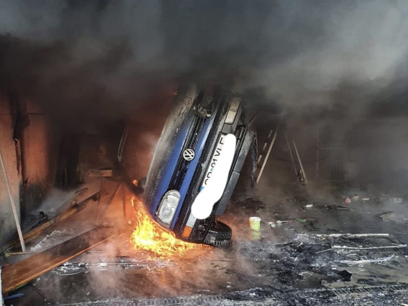 foto autoturism mistuit de flăcări la agnita – o femeie a fost rănită