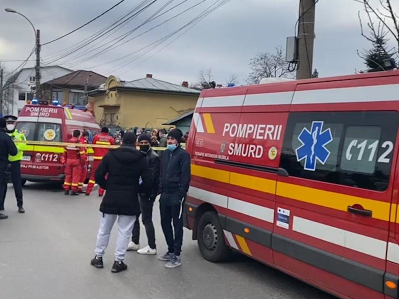 două fete au fost lovite de o mașină de poliție – una a murit