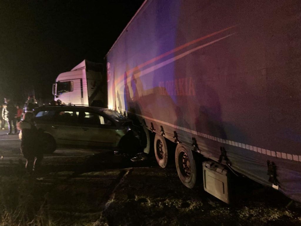 FOTO S-a înfipt cu mașina într-un TIR, la Cristian. Șoferul autoturismului a murit 2 foto s-a înfipt cu mașina într-un tir, la cristian. șoferul autoturismului a murit