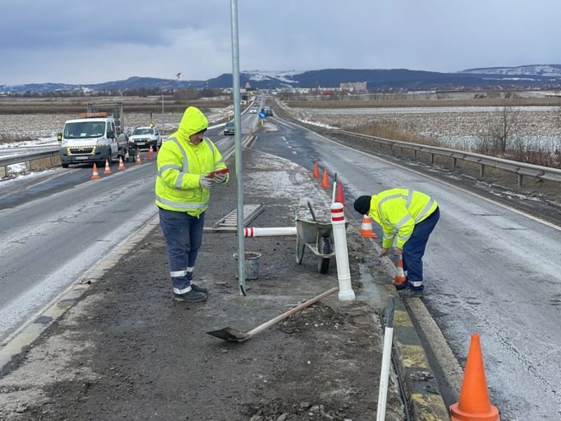 video foto - panouri cu semnalizare luminoasă pe dn14 - șoferii vor vedea mai bine insulele de la intrarea în localități