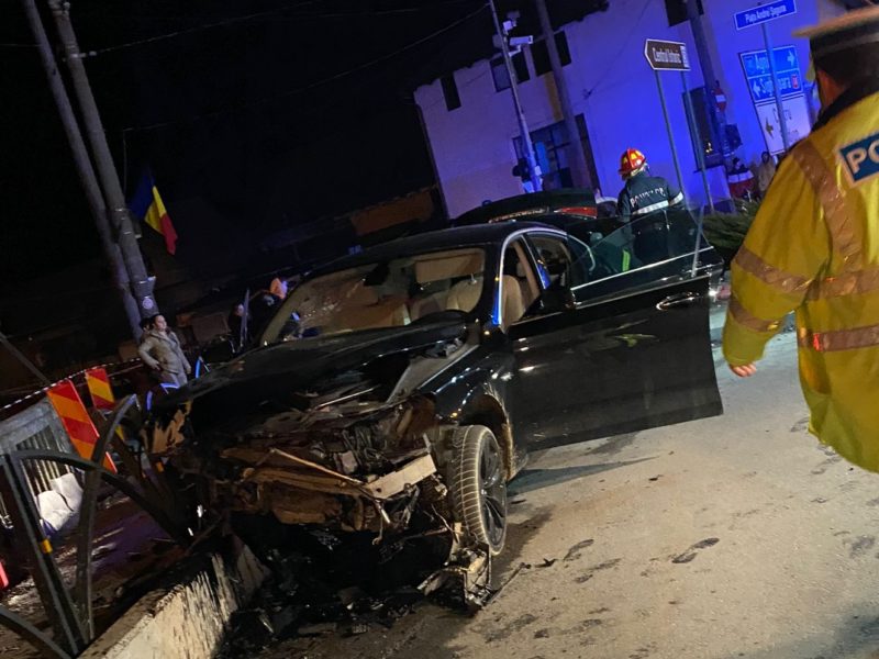 foto: o mașină a intrat într-un cap de pod la mediaș - nouă persoane rănite