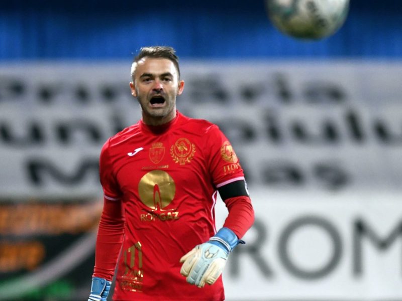 răzvan pleșca s-a reprofilat - fostul goalkeeper al gazului metan vinde mănuși de portar