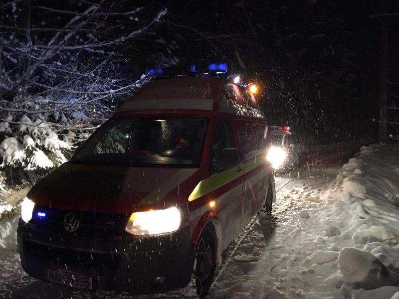 doi copii, la un pas de a fi spulberați cu tot cu sanie de o mașină - șoferul era beat