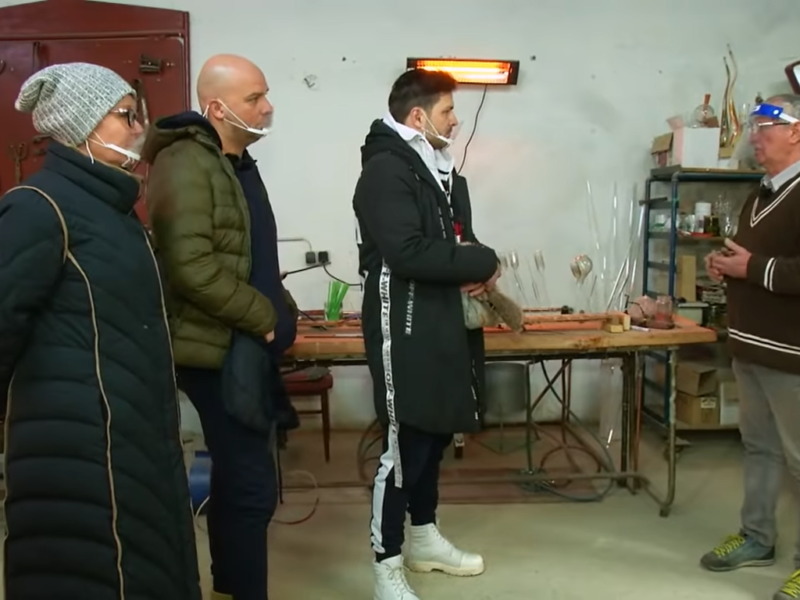 video povestea fascinantă a medieșeanului oltean laurian - reciclează și remodelează sticlă într-un mic atelier din mediaș