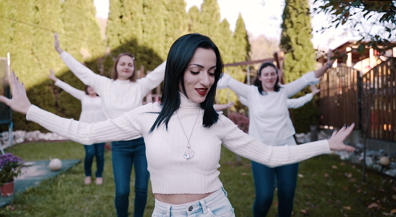 Medieșeanca ce a pus pe picioare cea mai ”cool” școală de dans din oraș - Teodora: ”Dansul liber este cu adevărat o terapie” 2 medieșeanca ce a pus pe picioare cea mai ”cool” școală de dans din oraș - teodora: ”dansul liber este cu adevărat o terapie”