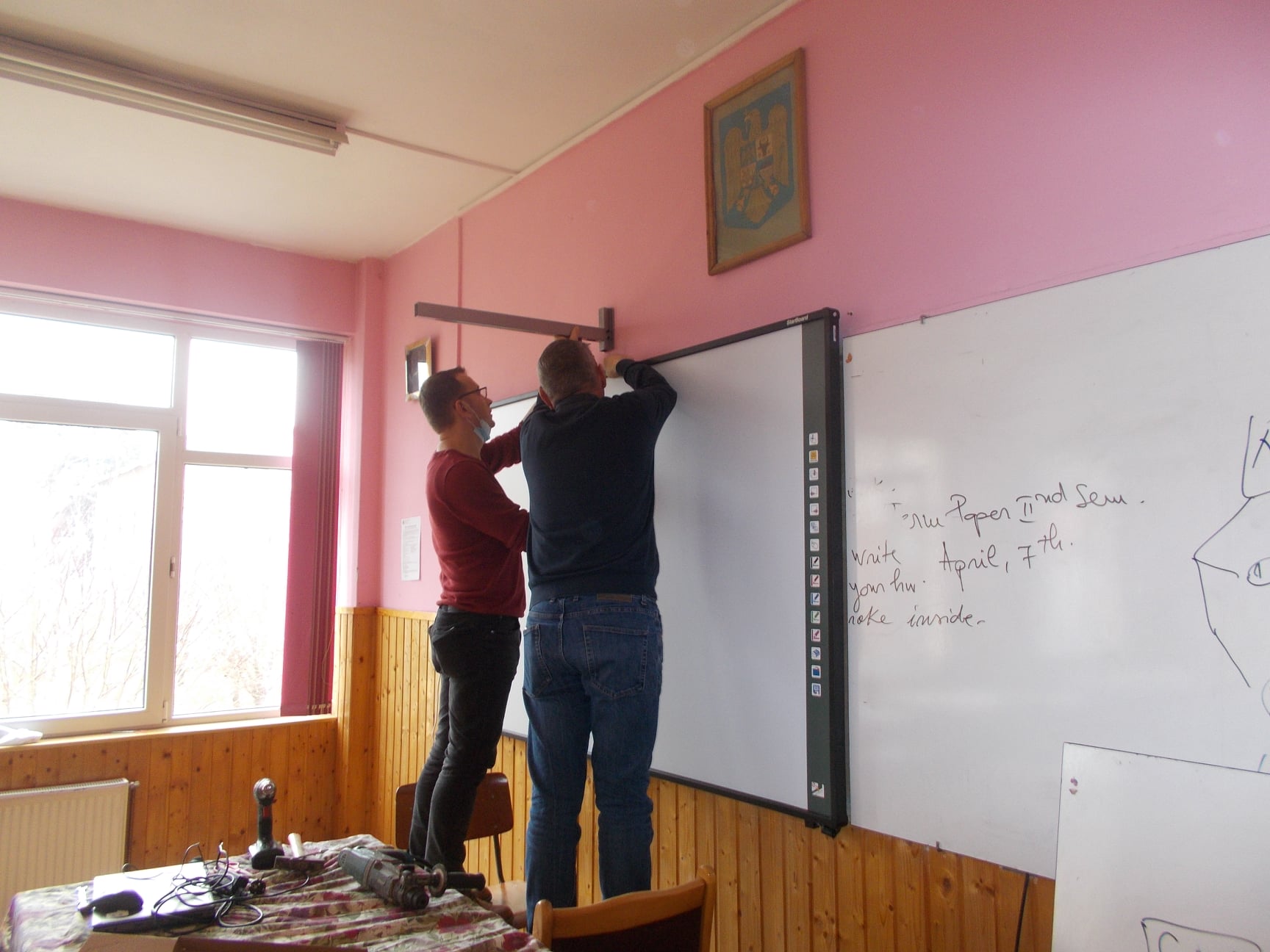 FOTO A inceput montarea tablelor inteligente la Liceul ”Axente Sever” din Mediaș 2 foto a inceput montarea tablelor inteligente la liceul ”axente sever” din mediaș