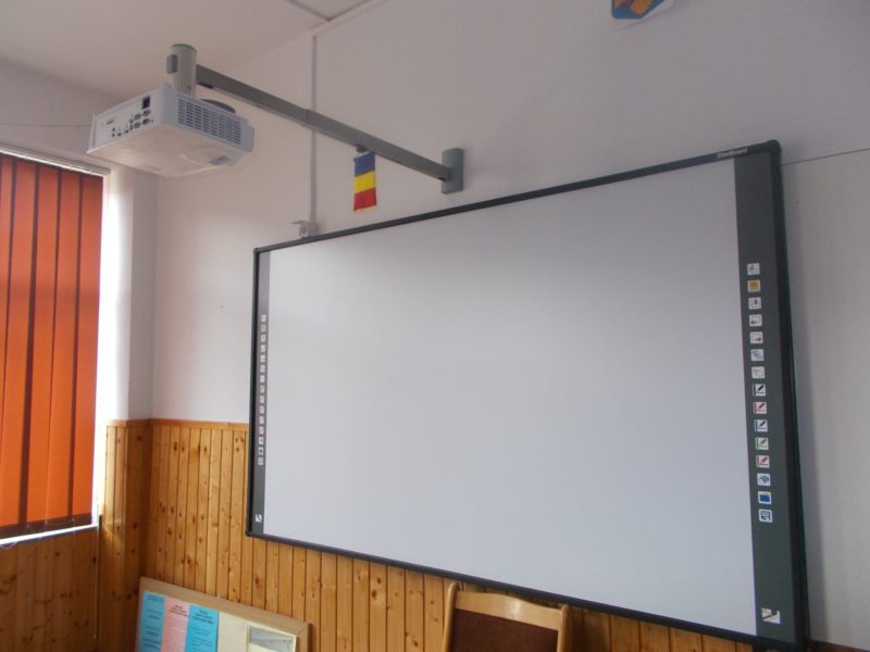 foto a inceput montarea tablelor inteligente la liceul ”axente sever” din mediaș