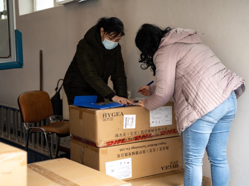 foto măști de protecție distribuite gratuit la mediaș și ighișu nou