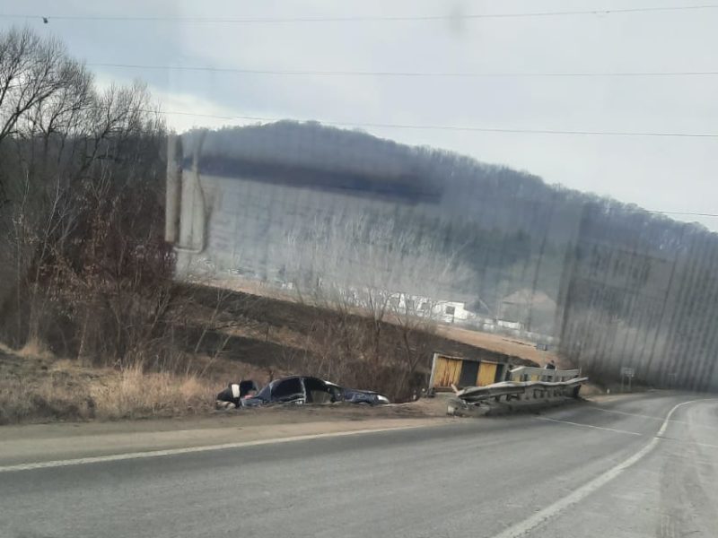foto autoturism răsturnat între mediaș și brateiu – două persoane au ajuns la spital
