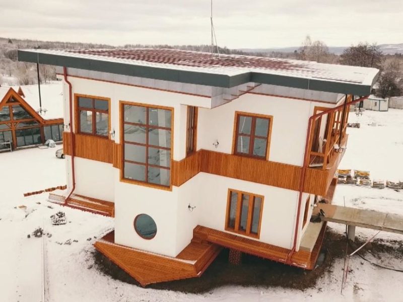 o casă construită cu susul în jos - noua atracție turistică de pe valea avrigului