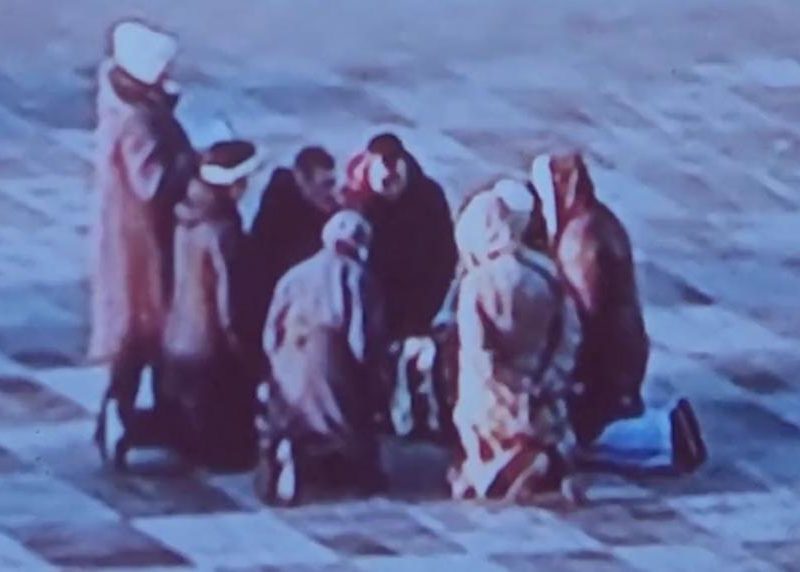 video moment dramatic surprins în capitala ucrainei - mai mulţi ucraineni s-au aşezat în genunchi şi se roagă