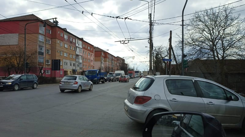 De la cititori - Coadă kilometrică pe strada Gării din Mediaș după ce barierele peste calea ferată s-au blocat din nou 2 de la cititori - coadă kilometrică pe strada gării din mediaș după ce barierele peste calea ferată s-au blocat din nou