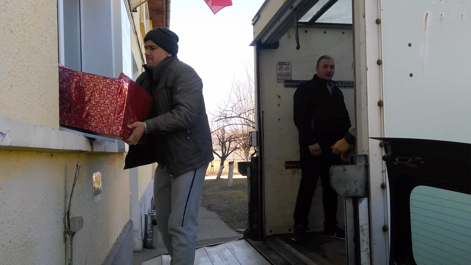 FOTO Copșa Mică a trimis ajutoare pentru refugiații din Ucraina în Republica Moldova 2 foto copșa mică a trimis ajutoare pentru refugiații din ucraina în republica moldova