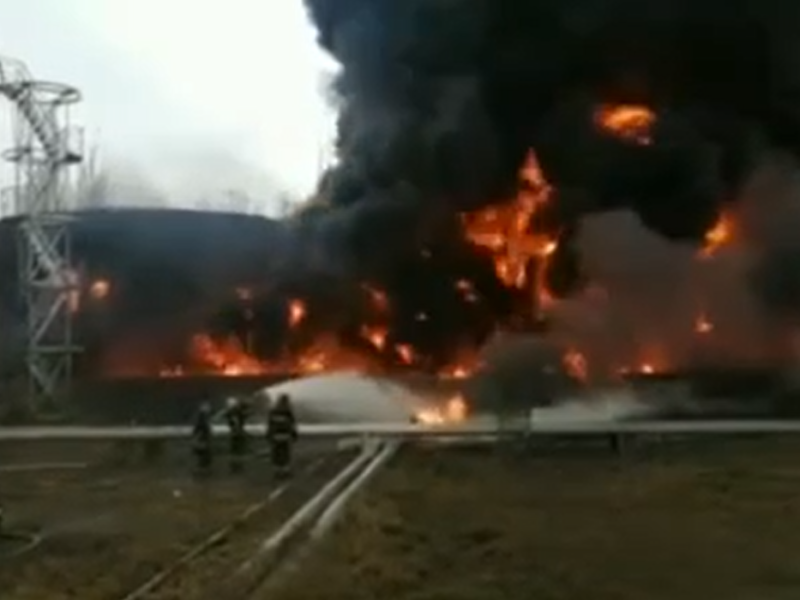 foto video un depozit de petrol din ucraina, lovit de o rachetă