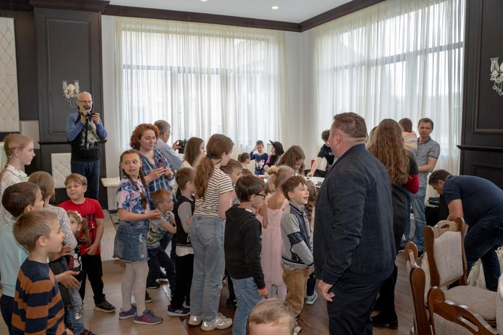 FOTO Masă de Paște organizată pentru refugiații ucraineni din Mediaș 5 foto masă de paște organizată pentru refugiații ucraineni din mediaș