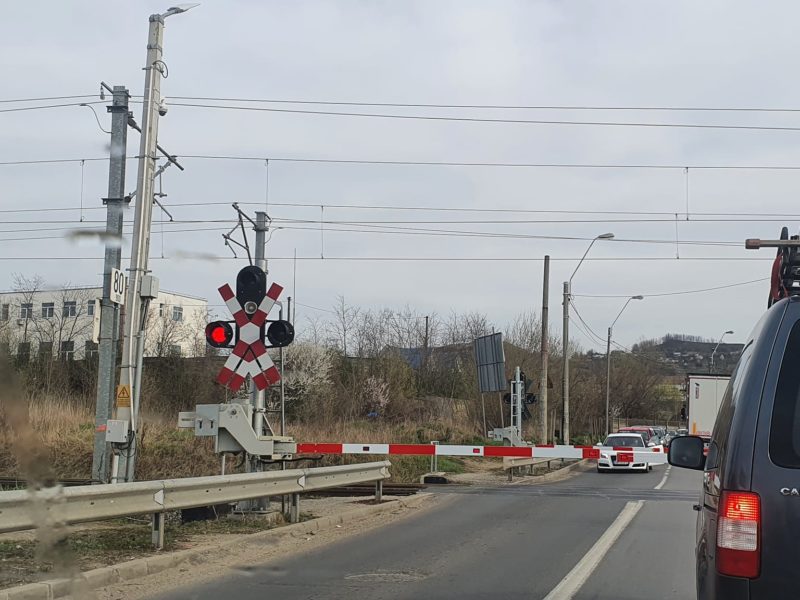 foto bariera de pe variantă, provocarea șoferilor din mediaș - ”nervi zilnic, zeci de minute pierdute la barieră”