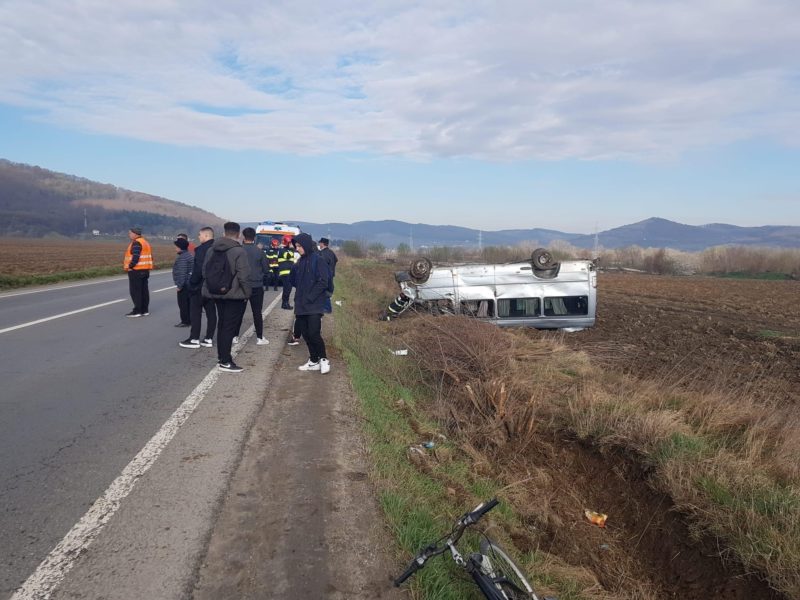 foto microbuz răsturnat între mediaș și brateiu – douăsprezece persoane rănite