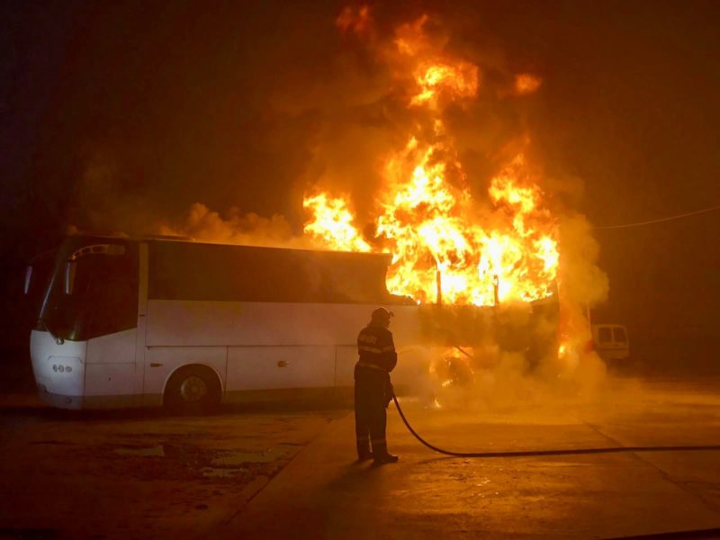 foto autocar mistuit de flăcări la mediaș