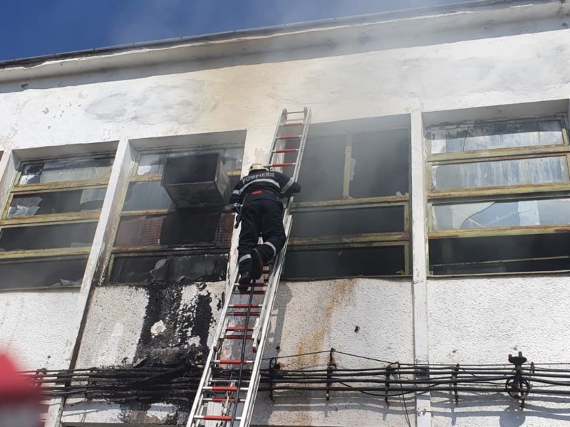foto incendiu la o hală dezafectată din avrig