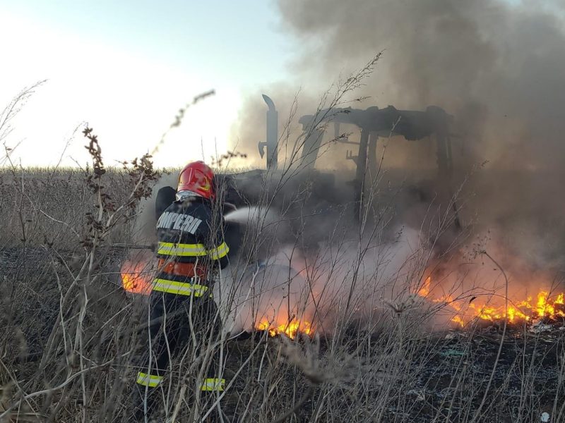 foto tractor mistuit de flăcări la șeica mare