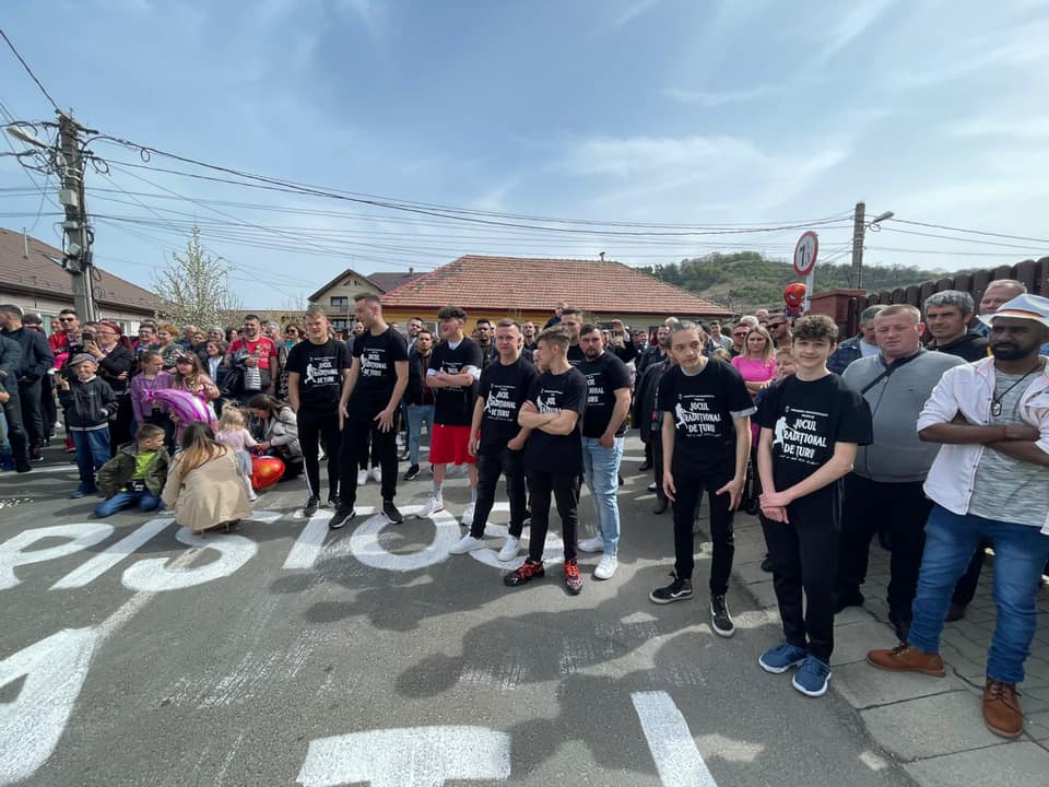 foto tradiția jocului țuru a fost realuată după doi ani de pauză - muzică, joc și voie bună în cartierul moșnei