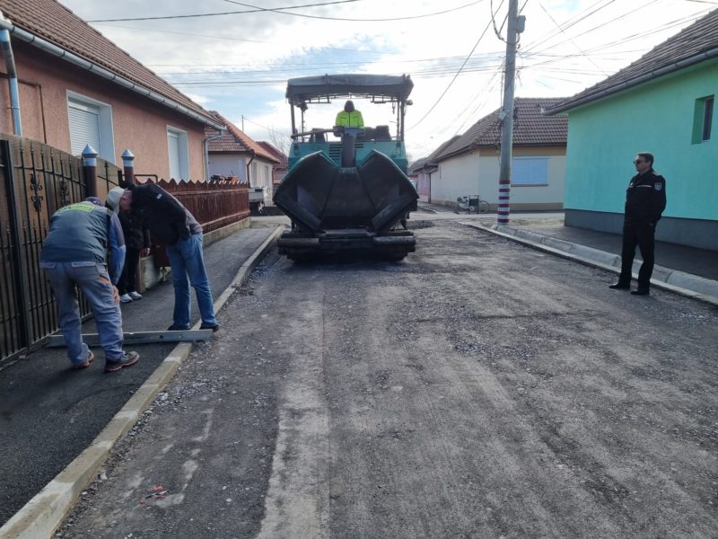 foto se reiau lucrările de amenajare a trotuarelor și străzilor din copșa mică