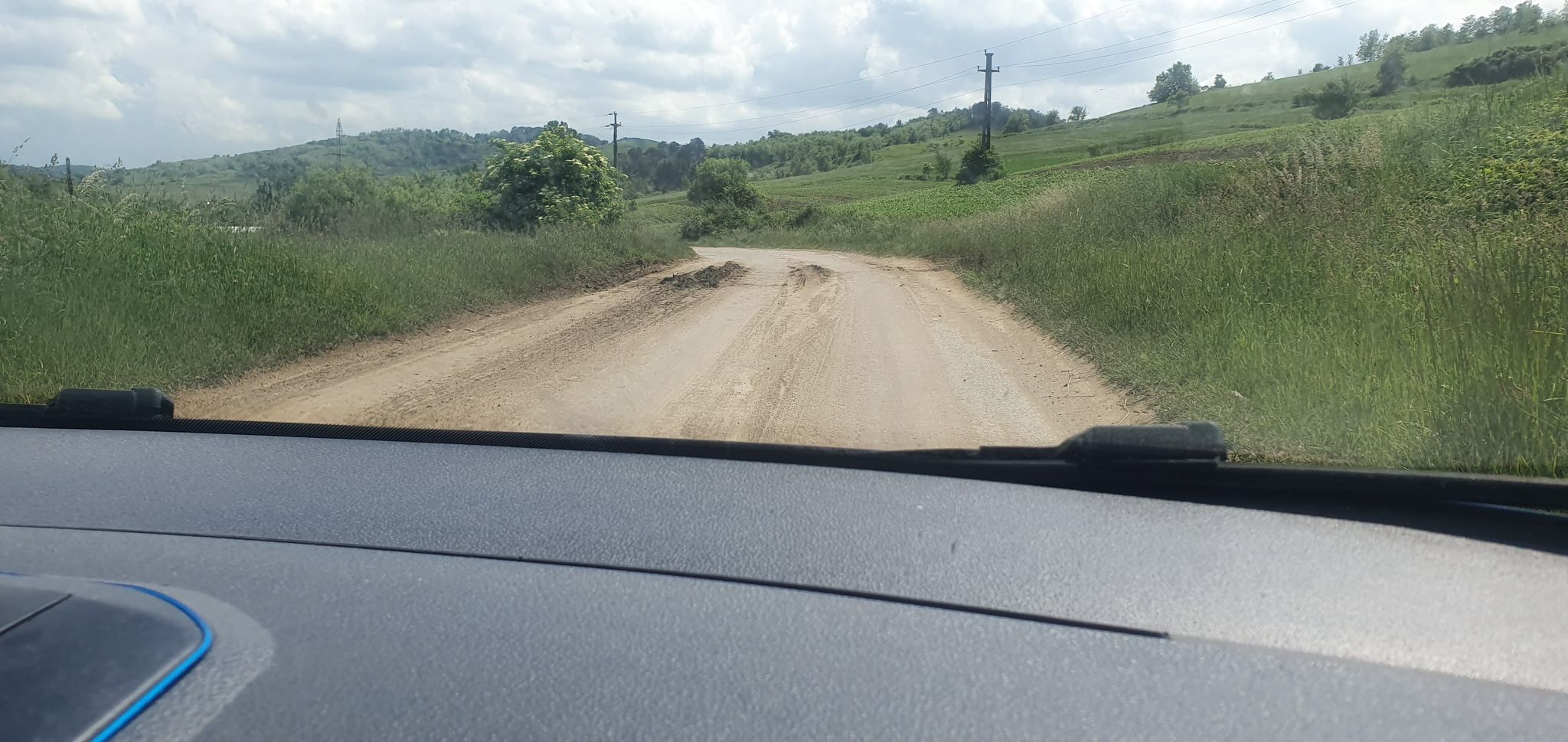 foto: drumul care face legătura dintre mediaș și ighișul nou, acoperit de pământ din cauza ploilor