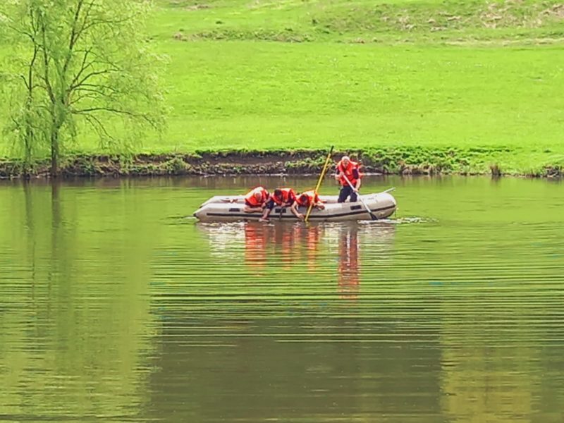 foto un bărbat s-a aruncat într-un lac la târnava – pomperii îl caută de zeci de ore
